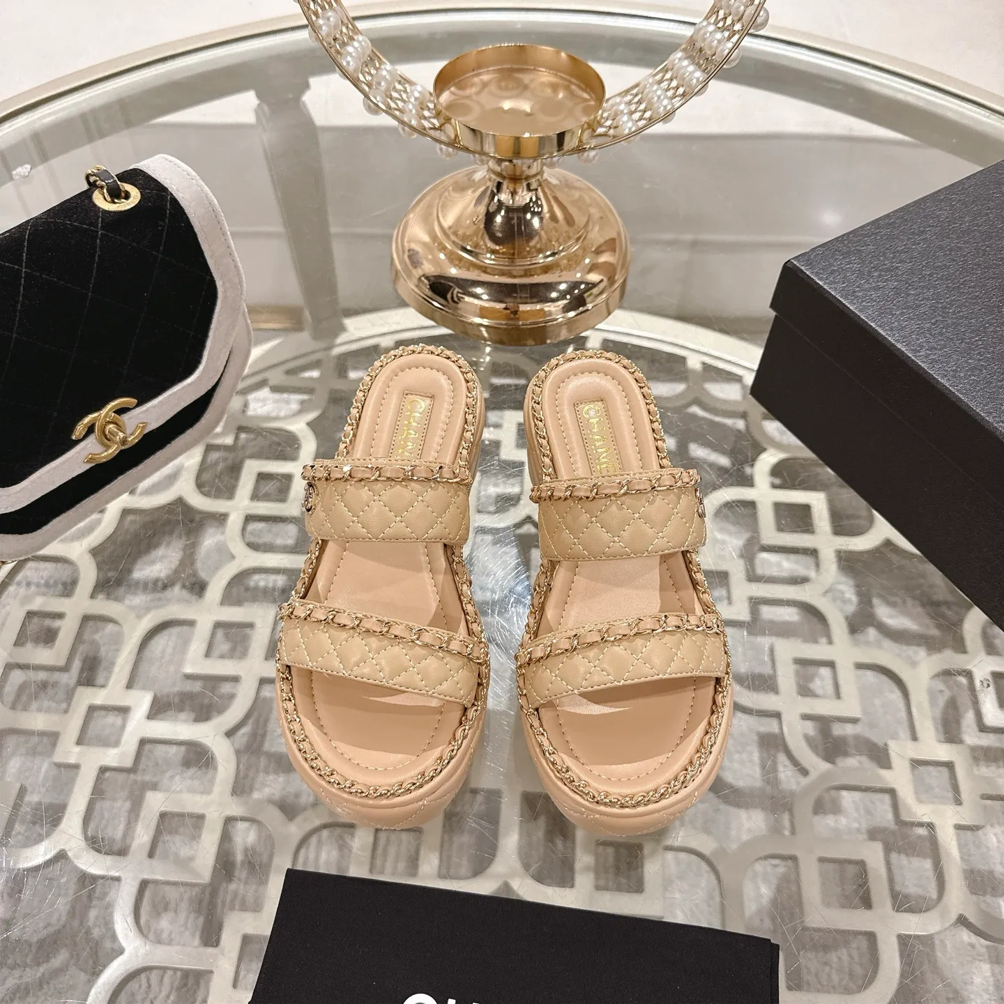 💕💕Factory direct selling price p600💕💕 𝐂𝐇𝐀𝐍𝐄𝐋 | Xiaoxiang 25𝐬𝐬 🦋2025 Spring and Summer New Products Counter Classic Xiaoxiang Double C Diamond Chain Slippers Series New〰 🍬 A must-have in the BS fashion circle The matching will interpret the meticulous, minimalist and classic elements that will never fade away. 💋 Showing a unique dressing style that is too beautiful to say. A must-have for summer... Upper: original high-customized lambskin. Lining: imported mixed sheepskin lining. Outsole: original molded non-slip outsole. Shoe size: 35-39 (34.40.41.42 customization is not returnable).
